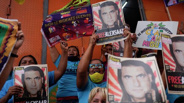 Los manifestantes sostienen carteles con la imagen de Alex Saab - Sputnik Mundo