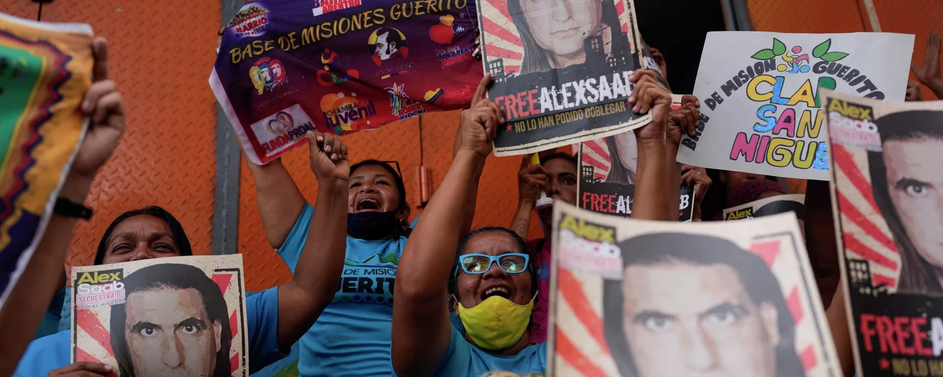 Los manifestantes sostienen carteles con la imagen de Alex Saab - Sputnik Mundo, 1920, 20.12.2023