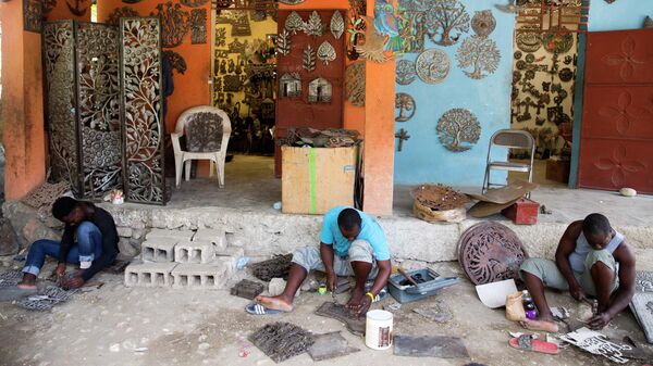 Artistas haitianos preparan sus obras de hierro cortado - Sputnik Mundo