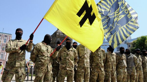 Бойцы батальона “Азов” принимают присягу на верность Украине на Софийской площади в Киеве перед отправкой на Донбасс - Sputnik Mundo