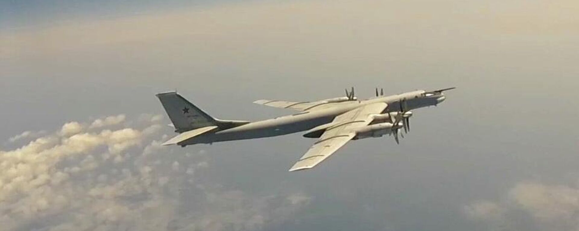 Los bombarderos estratégicos Tu-95MS de la Fuerza Aeroespacial de Rusia y H-6K de la Fuerza Aérea de China efectuaron un patrullaje aéreo conjunto sobre el Océano Pacífico (archivo) - Sputnik Mundo, 1920, 30.11.2022