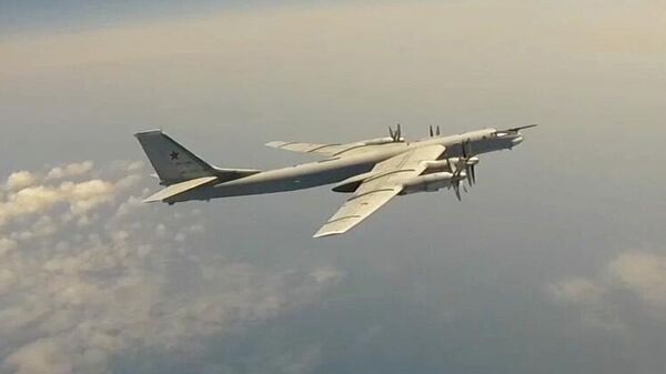 Los bombarderos estratégicos Tu-95MS de la Fuerza Aeroespacial de Rusia y H-6K de la Fuerza Aérea de China efectuaron un patrullaje aéreo conjunto sobre el Océano Pacífico - Sputnik Mundo