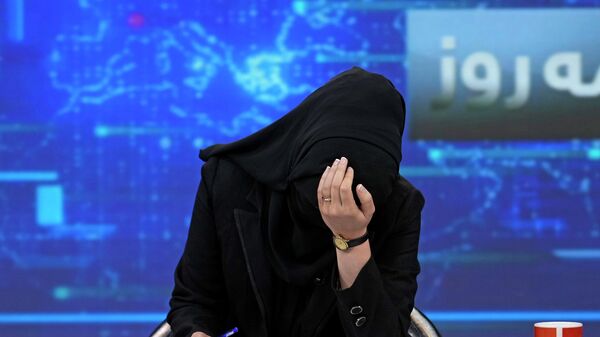 La presentadora de televisión Khatereh Ahmadi presenta las noticias en Tolo News en Kabul, Afganistán. Por orden del Gobierno talibán, todas las presentadoras de televisión deben cubrirse la cara durante la transmisión. - Sputnik Mundo