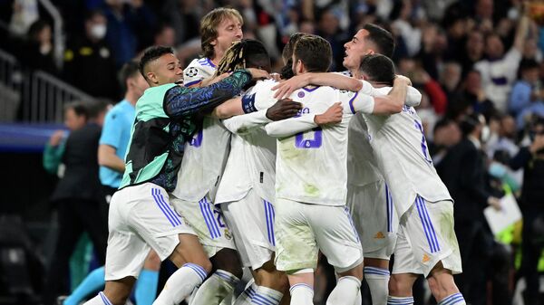 Los jugadores del Real Madrid celebran su victoria - Sputnik Mundo