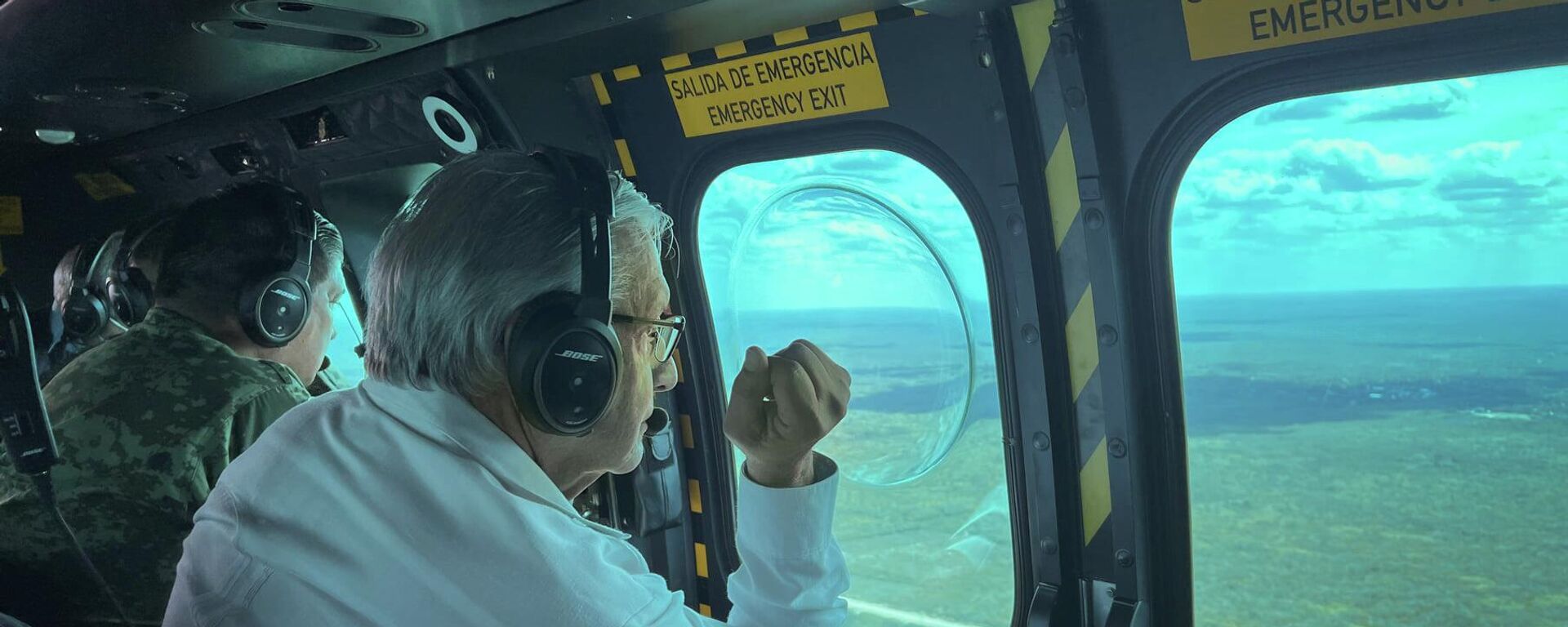 El presidente de México, Andrés Manuel López Obrador, supervisa las obras del Tren Maya desde el aire - Sputnik Mundo, 1920, 30.05.2022