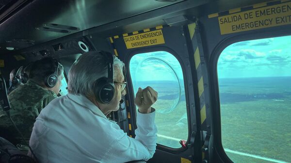 El presidente de México, Andrés Manuel López Obrador, supervisa las obras del Tren Maya desde el aire - Sputnik Mundo