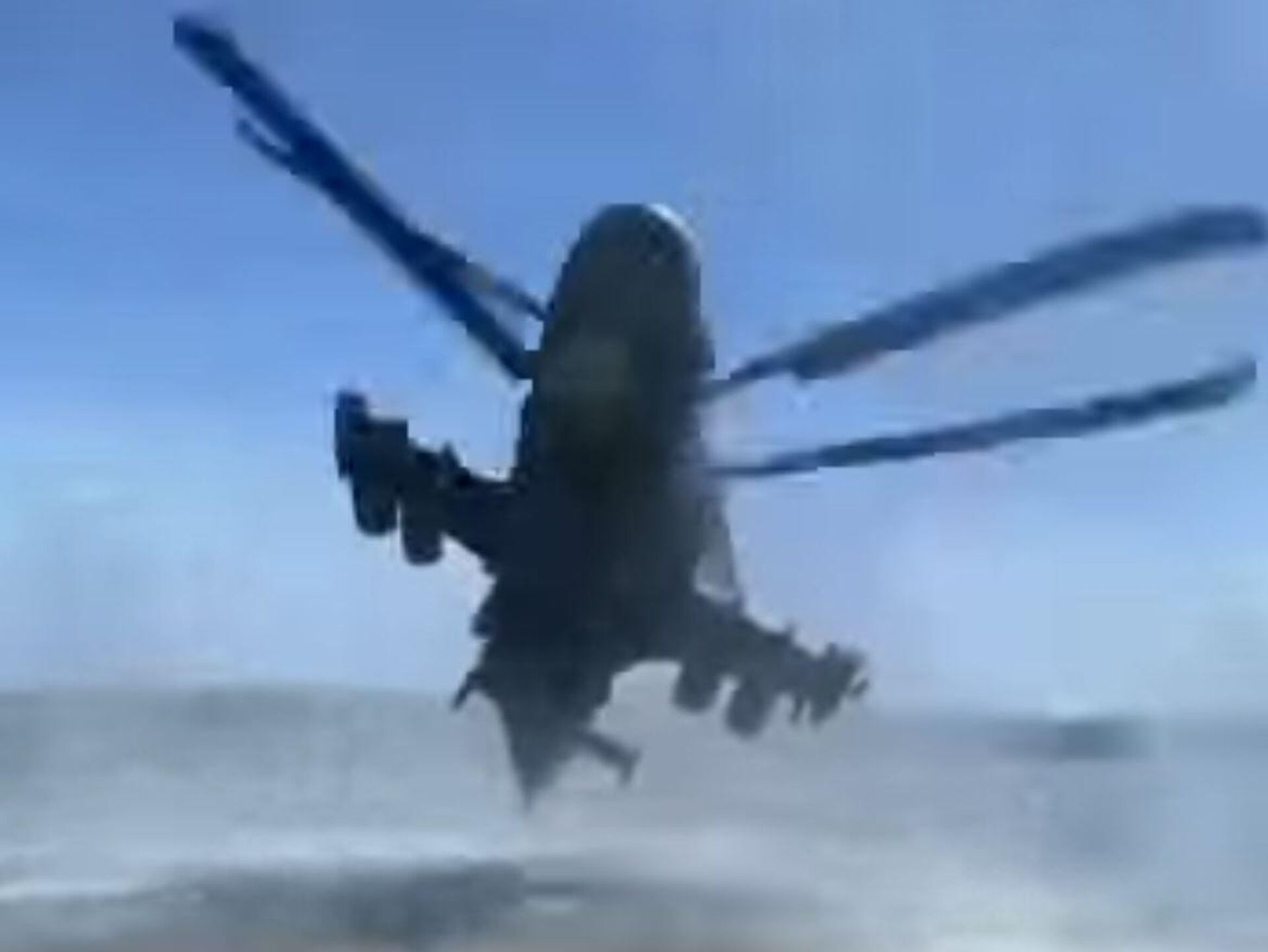 Вертолет над водохранилищем. Ка-52 Макс. Ка 52 полет. Вертолет над водой. Вертолет пролетел.