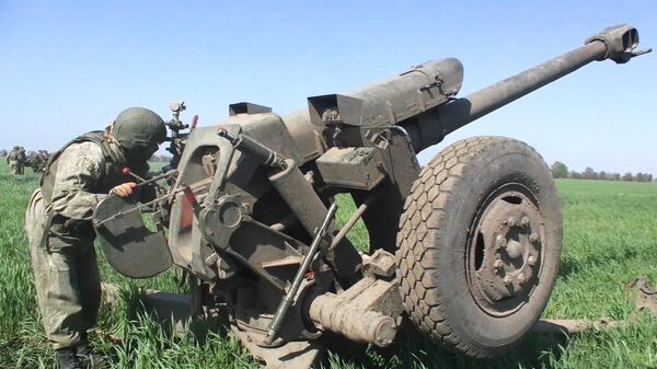 Los militares rusos disparan de los obuses D-30 de 122 mm contra las tropas ucranianas - Sputnik Mundo