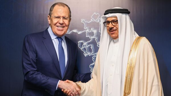 El canciller ruso, Serguéi Lavrov, con su homólogo bahreiní, Abdullatif bin Rashid Zayani - Sputnik Mundo