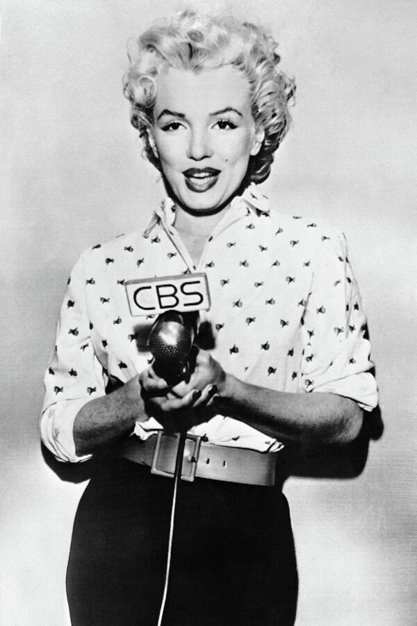 Marilyn obtuvo sus primeros papeles en las películas Dangerous Years y Scudda Hoo! Scudda Hay!, filmadas en 1947. Pero el verdadero avance en su carrera no se produjo hasta 1950, cuando apareció en papeles secundarios en seis películas a la vez. Un año después, Monroe se convirtió en la presentadora de la 23 edición de los Premios Óscar. En la foto: Marilyn Monroe en 1955. - Sputnik Mundo