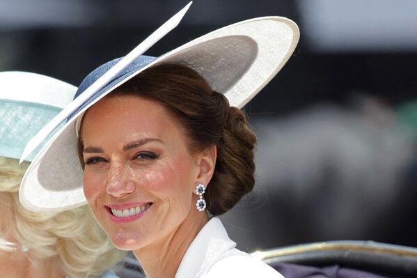 La duquesa Kate Middleton lleva los pendientes de diamantes y zafiros de su difunta suegra, Lady Di, durante las celebraciones del jubileo de platino de la reina Isabel II. - Sputnik Mundo