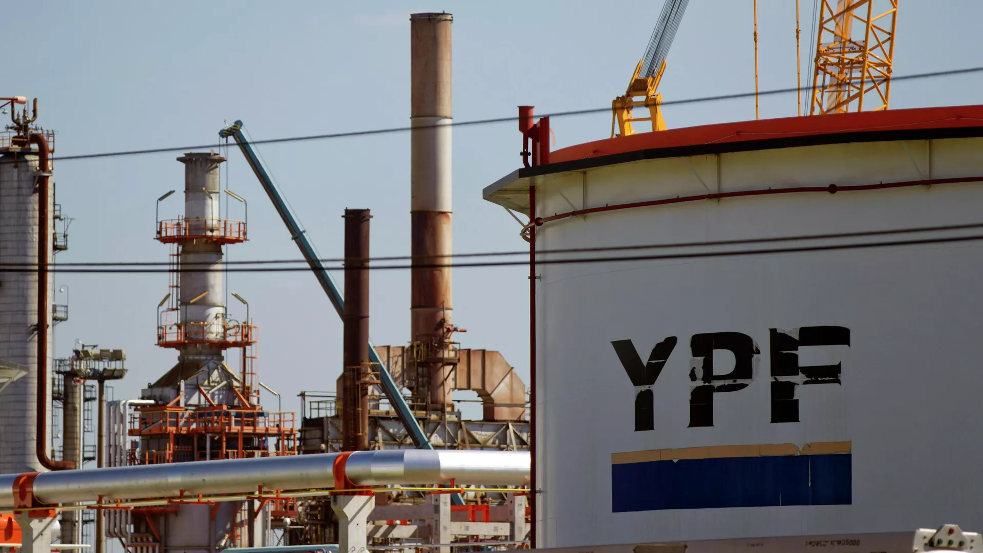 Instalaciones de la petrolera argentina YPF en La Plata - Sputnik Mundo, 1920, 08.01.2024