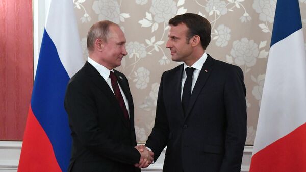 El presidente de Rusia, Vladímir Putin, con su homólogo francés, Emmanuel Macron - Sputnik Mundo