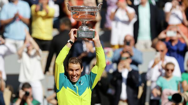 Rafael Nadal con la copa de Roland Garros - Sputnik Mundo