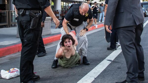 Una mujer es detenida por la policía de EEUU durante una protesta en el marco de la Cumbre de las Américas - Sputnik Mundo