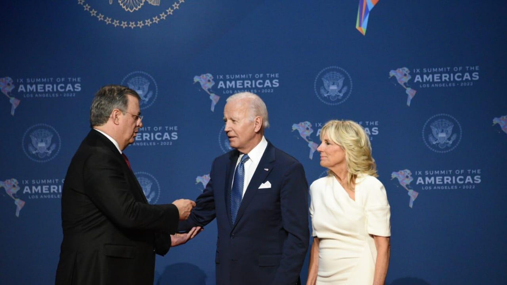 El canciller mexicano, Marcelo Ebrard, saluda a Joe y Jill Biden durante la IX Cumbre de las Américas - Sputnik Mundo, 1920, 09.06.2022