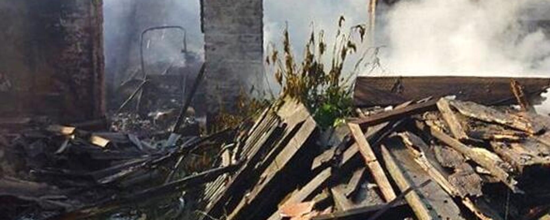 Una casa destruida en el pueblo de Tetkino, en la provincia rusa de Kursk - Sputnik Mundo, 1920, 02.03.2023