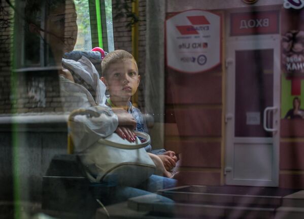El inicio de la guerra, junio de 2014. Lucha por Slaviansk. Este niño sale de la ciudad por la noche, ahora es un refugiado, en ese entonces no sabía que la guerra se iba a prolongar durante ocho largos años. - Sputnik Mundo