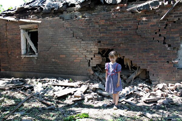 La casa de esta niña en Górlovka fue destruida por los ataques de la artillería ucraniana. - Sputnik Mundo