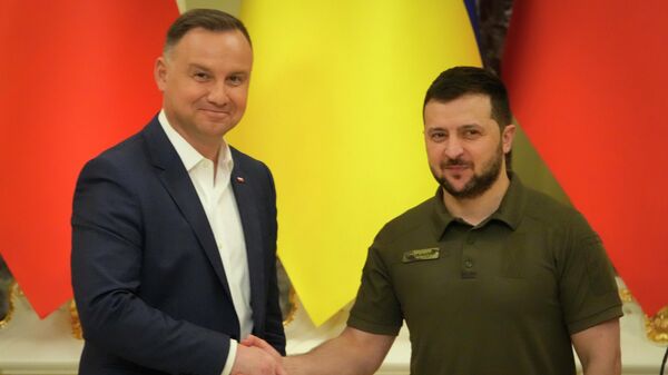 El presidente de Ucrania, Volodímir Zelenski (dcha.) junto a su homólogo polaco, Andrzej Duda - Sputnik Mundo