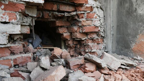 La casa dañada por explosiones en el centro de Donetsk - Sputnik Mundo