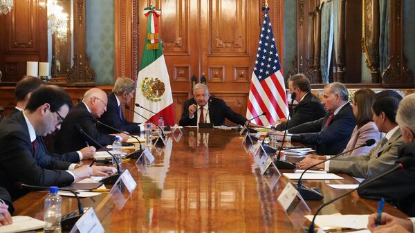 El presidente mexicano, Andrés Manuel López Obrador, durante su reunión con John Kerry, enviado especial de EEUU para el cambio climático - Sputnik Mundo