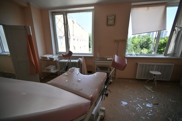 En el centro de maternidad todas las ventanas fueron destrozadas. - Sputnik Mundo
