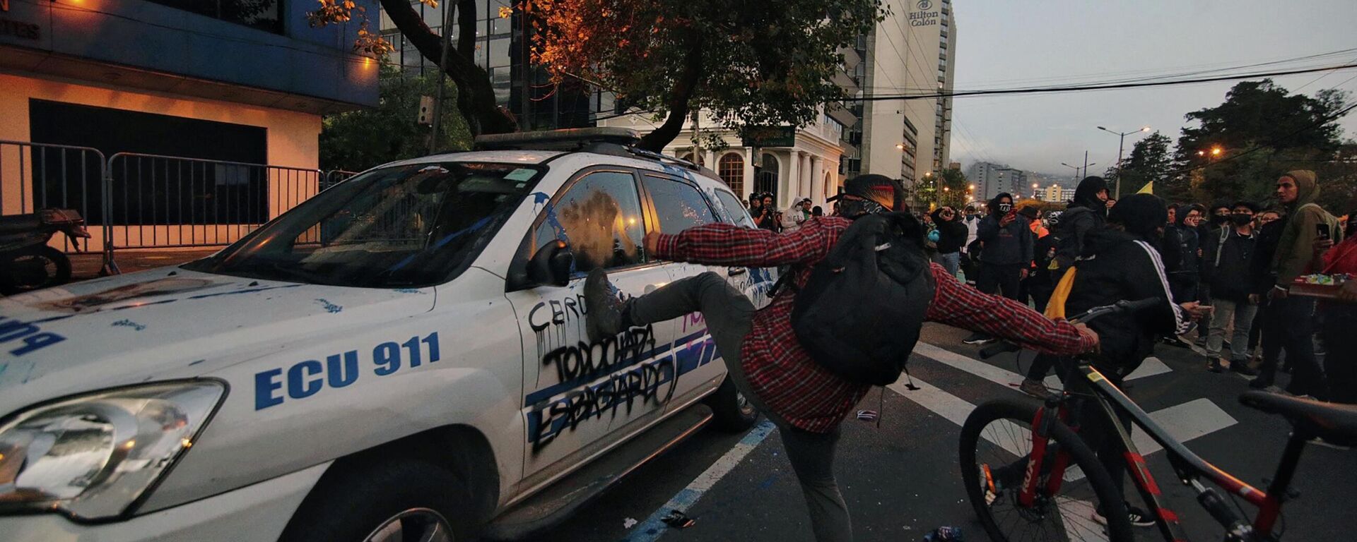 Manifestantes atacan un vehículo policial en Quito - Sputnik Mundo, 1920, 20.06.2022
