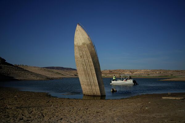 Los restos de un barco en el lago seco Mead, en Nevada (EEUU). - Sputnik Mundo