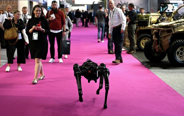 Un robot militar multipropósito de la empresa estadounidense Darley Defensa en la feria internacional de la industria de defensa Eurosatory 2022, celebrada en París (Francia). - Sputnik Mundo