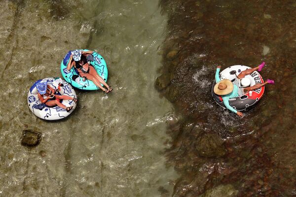 Unas personas disfrutan del agua fresca en el río Comal, en Texas (EEUU). - Sputnik Mundo