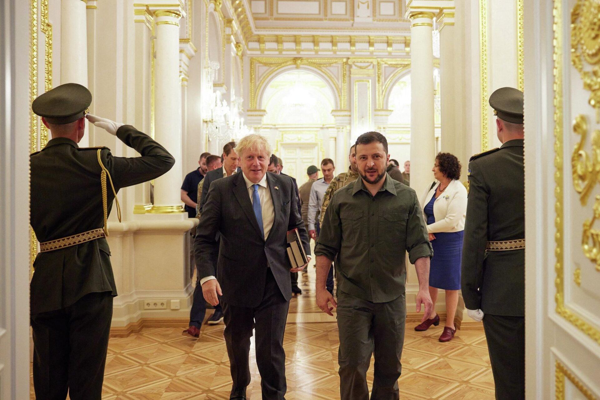 El primer ministro británico, Boris Johnson, y el líder ucraniano, Volodímir Zelenski. - Sputnik Mundo, 1920, 09.07.2022