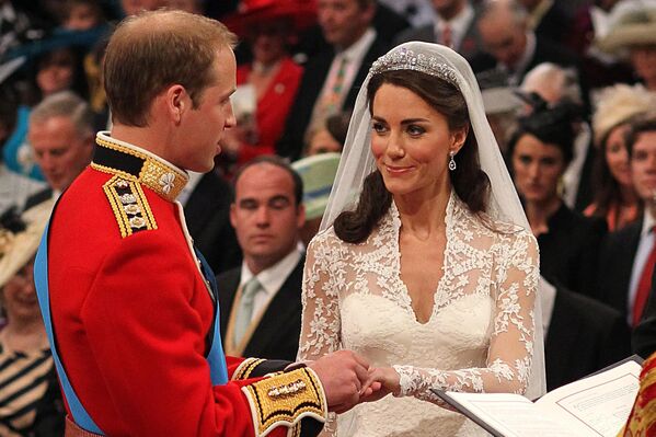 En 2010 el príncipe Guillermo le propuso matrimonio a Kate Middleton, con la quien estudió en la prestigiosa Universidad de St Andrews, en Escocia, y le regaló el anillo de zafiro de su madre. La boda tuvo lugar el 29 de abril de 2011. - Sputnik Mundo