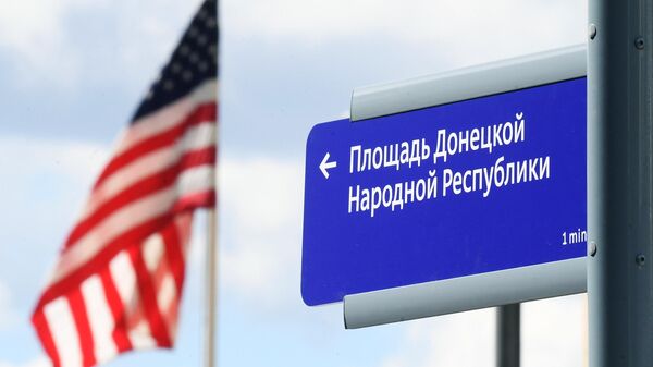 Un signo con el nuevo nombre de la plaza anexa a la embajada de Estados Unidos en Moscú - Sputnik Mundo