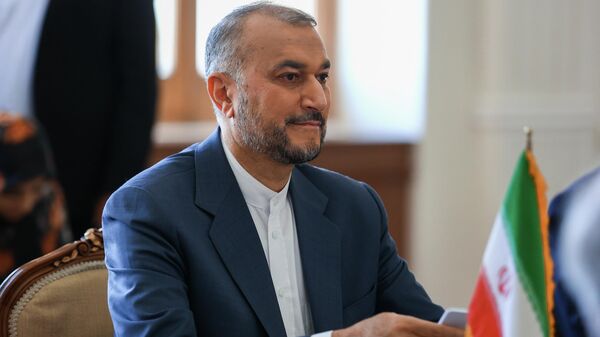 Hossein Amirabdollahian, el canciller iraní, durante las negociaciones con su par ruso, Serguéi Lavrov - Sputnik Mundo
