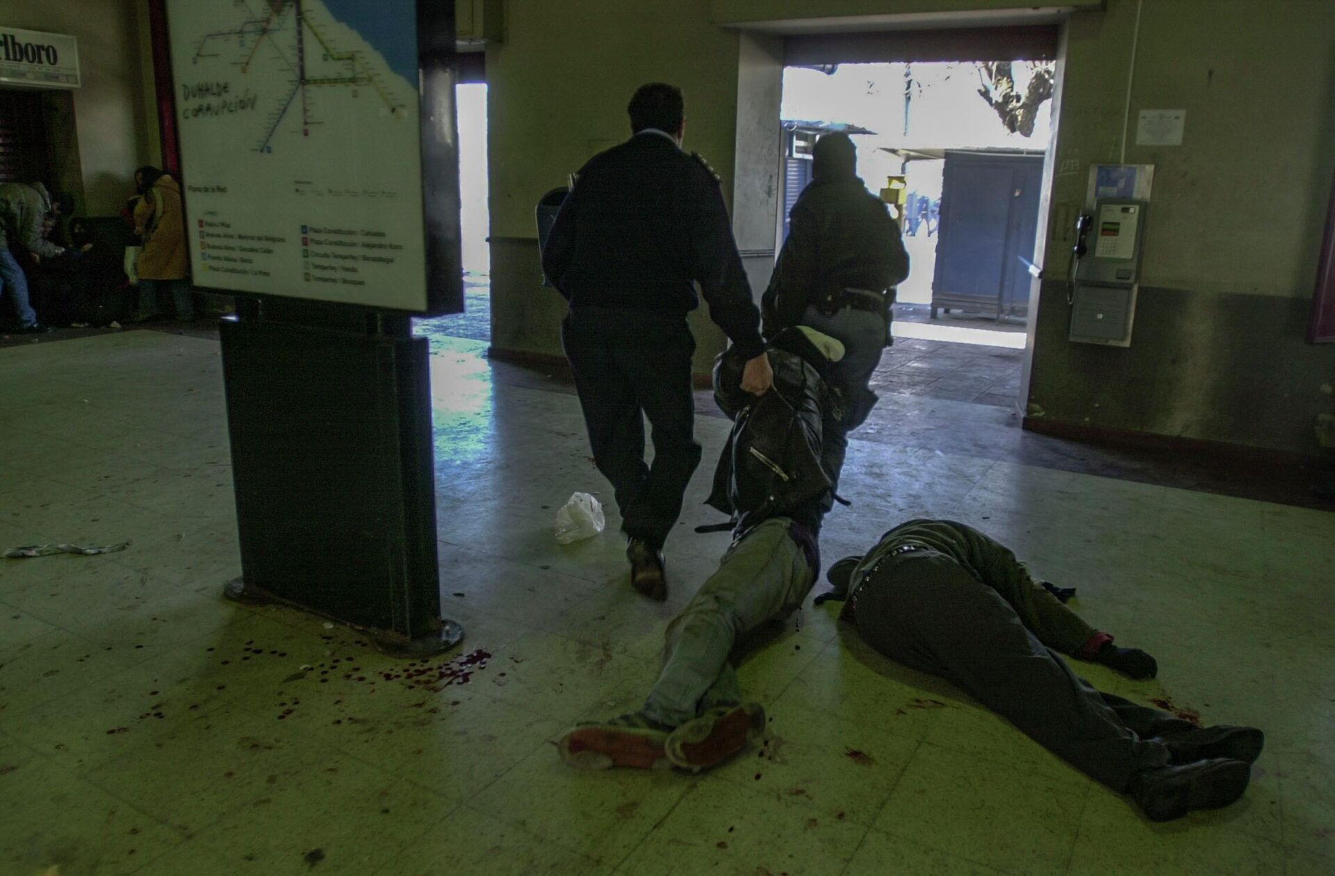 Darío Santillán es retirado herido de la Estación Avellaneda, mientras Maximiliano Kosteki yace asesinado en el suelo. Avellaneda, provincia de Buenos Aires, 26/06/2002 - Sputnik Mundo, 1920, 24.06.2022