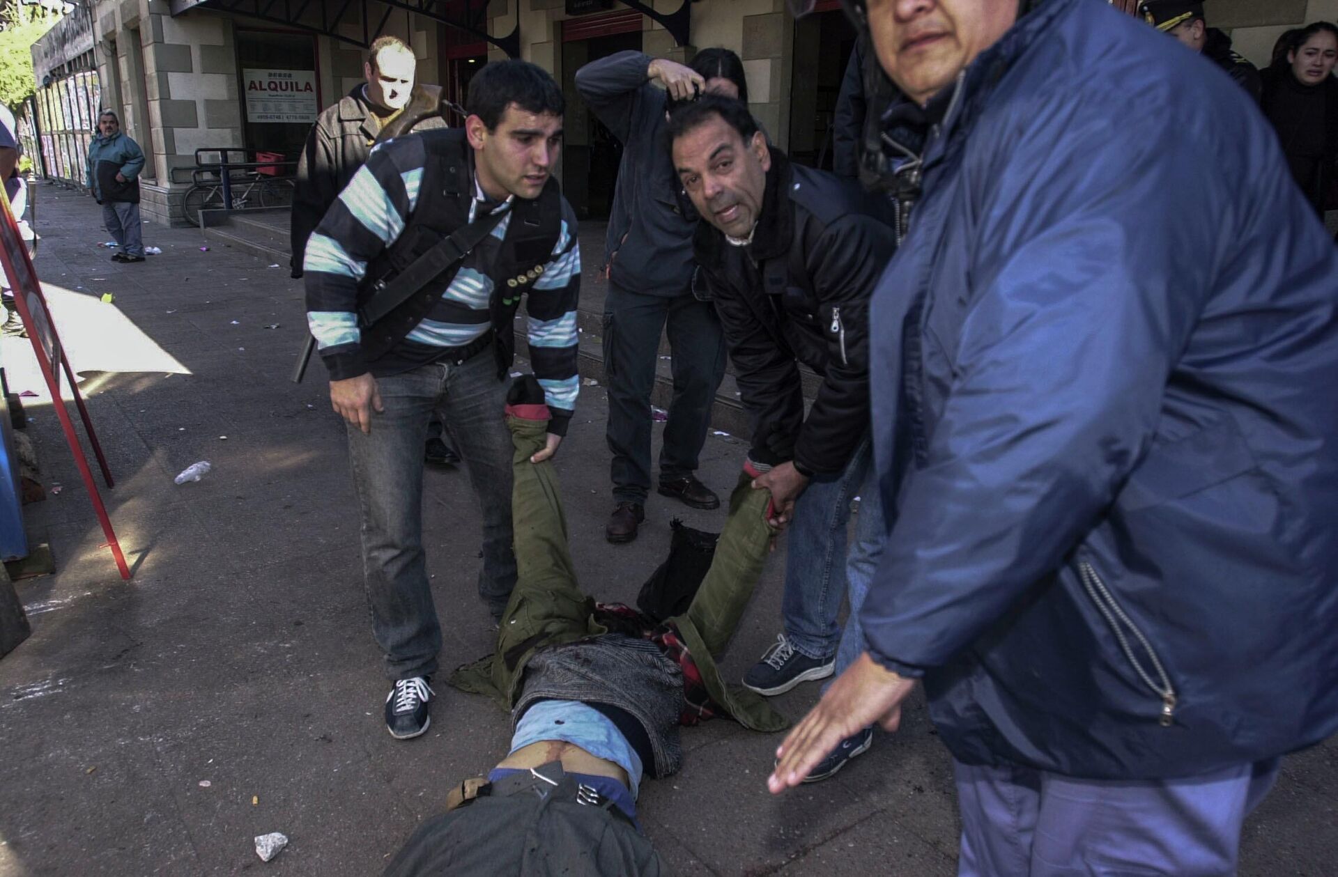 Agentes de civil arrastran el cuerpo de Maximiliano Kosteki de la Estación Avellaneda, provincia de Buenos Aires. 26/06/2002 - Sputnik Mundo, 1920, 24.06.2022