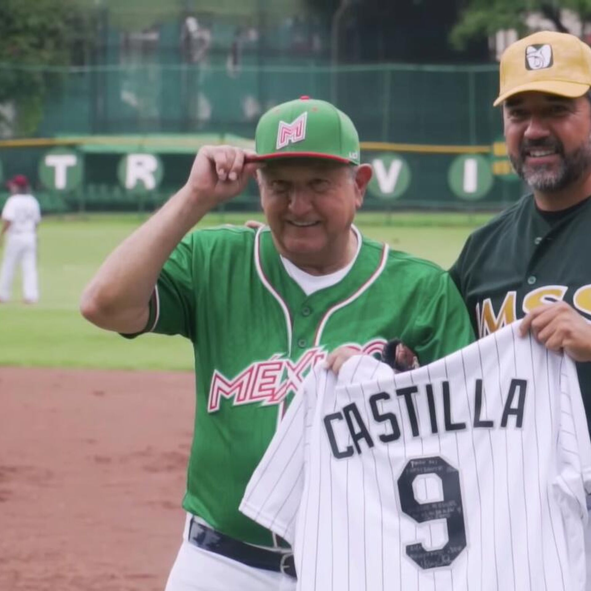 AMLO juega con las estrellas del beisbol Marco Vinny Castilla y