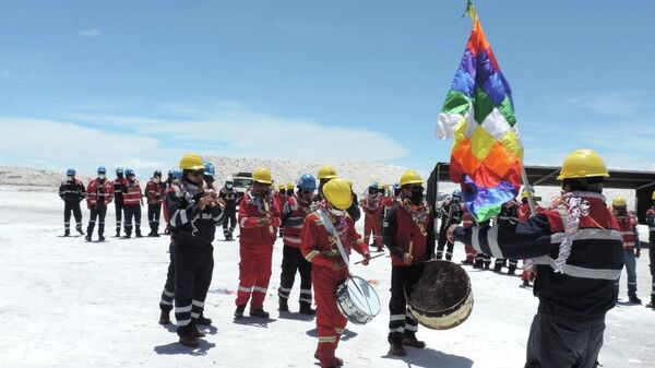 Ofrenda a la Pachamama por el litio en el salar de Uyuni, Bolivia - Sputnik Mundo