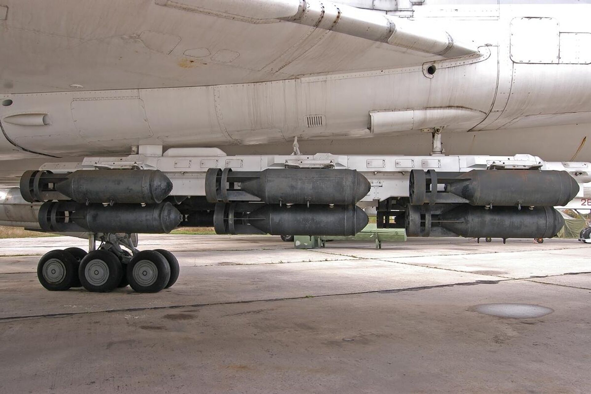 18 bombas FAB-500 suspendidas bajo un bombardero Tu-22M. En su conjunto, cuestan menos que un solo kit JDAM. - Sputnik Mundo, 1920, 24.06.2022