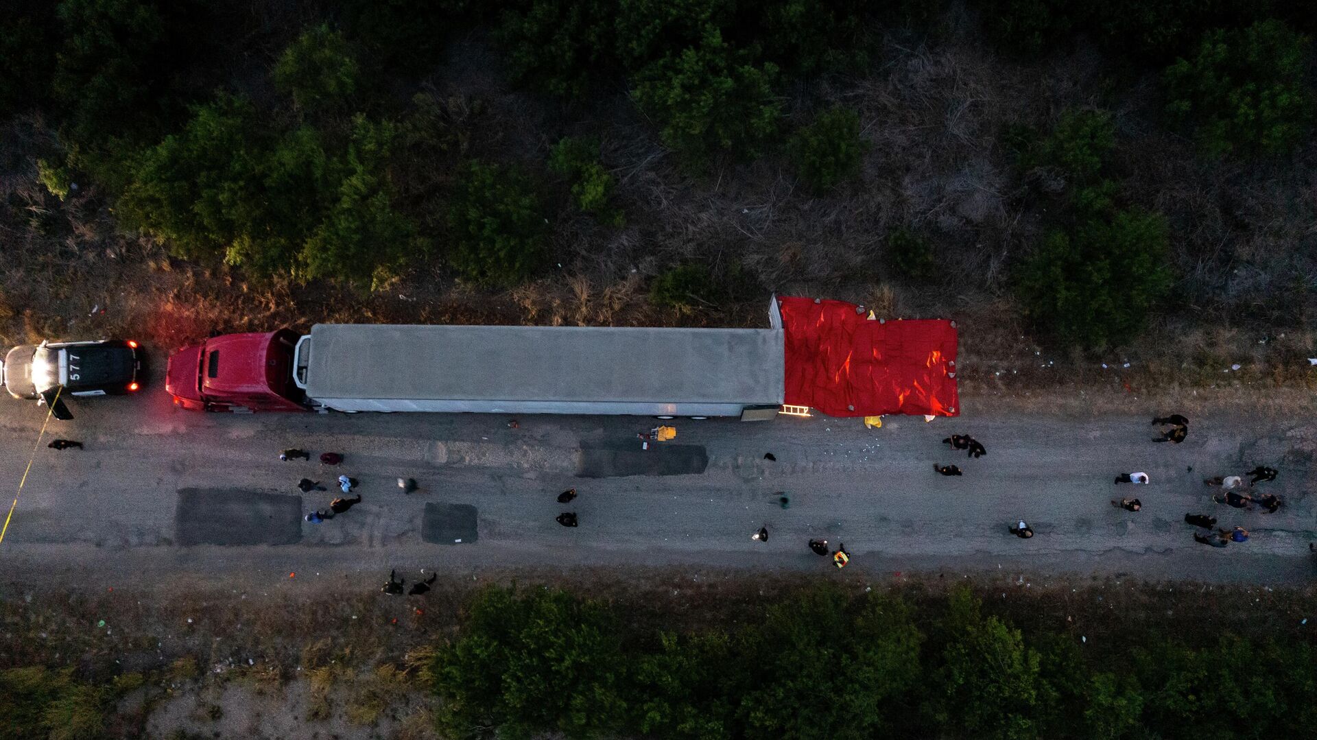 Camión abandonado en la periferia de la ciudad de San Antonio. Adentro fueron encontrados 50 cadáveres de migrantes provenientes de México y Centroamérica - Sputnik Mundo, 1920, 28.06.2022