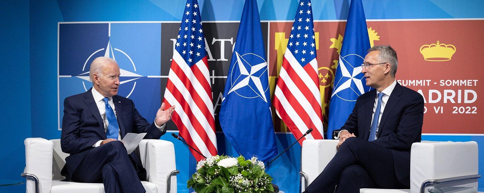 El presidente estadounidense, Joe Biden, y el secretario general de la OTAN, Jens Stoltenberg, en Madrid - Sputnik Mundo, 1920, 06.01.2023