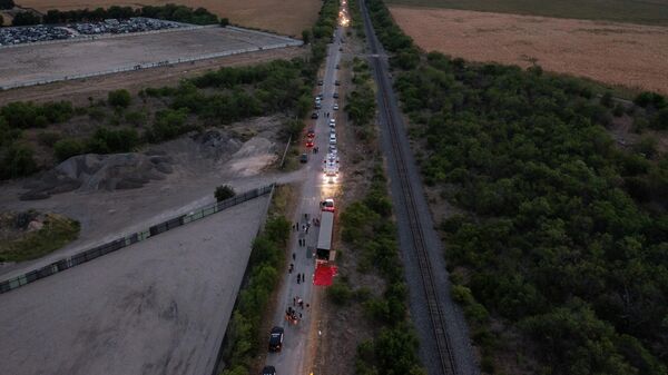 Тракторный прицеп в штате Техас, где были найдены мертвыми 46 рабочих-мигрантов из Мексики - Sputnik Mundo