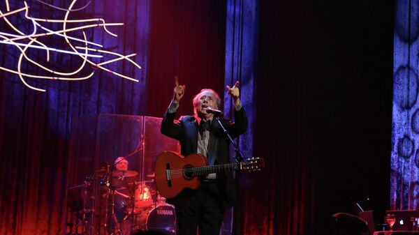 El cantautor español Joan Manuel Serrat durante su gira Antología desordenada, en 2015 - Sputnik Mundo