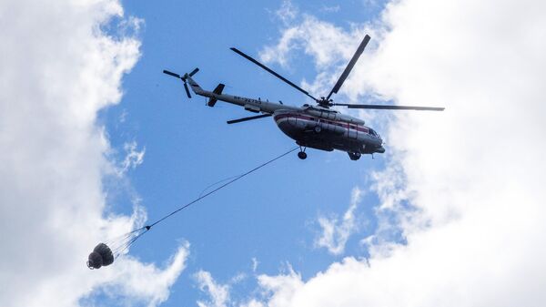 Un helicóptero Mi-8, implicado en la extinción de incendios forestales  - Sputnik Mundo