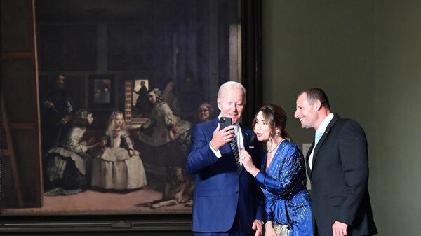 El presidente de Estados Unidos, Joe Biden, con el primer ministro de Malta, Robert Abela, y su esposa, Lydia Abela - Sputnik Mundo