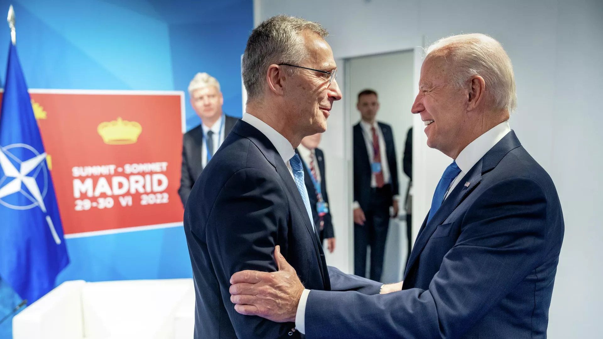 El secretario general de la OTAN, Jens Stoltenberg, con el presidente de EEUU, Joe Biden - Sputnik Mundo, 1920, 20.12.2022