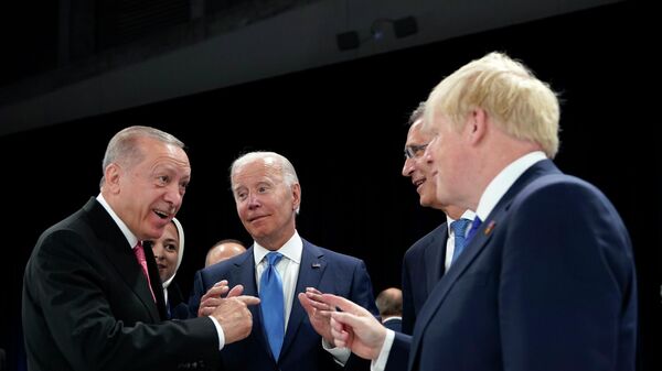 El presidente turco, Recep Tayyip Erdogan; el presidente de EEUU, Joe Biden; el secretario general de la OTAN, Jens Stoltenberg, y el primer ministro británico Boris Johnson en una cumbre de la OTAN en Madrid - Sputnik Mundo