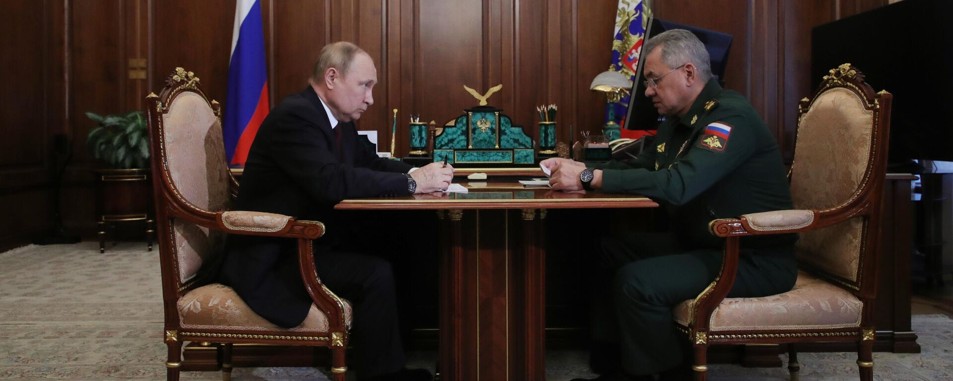Vladimir Putin, presidente de Rusia, y Serguéi Shoigú, ministro de Defensa de Rusia, durante su reunión en Moscú, el 4 de julio del 2022 - Sputnik Mundo, 1920, 04.07.2022