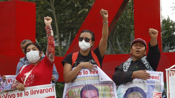 Familiares de los 43 normalistas de Ayotzinapa durante una protesta en la Ciudad de México.  - Sputnik Mundo